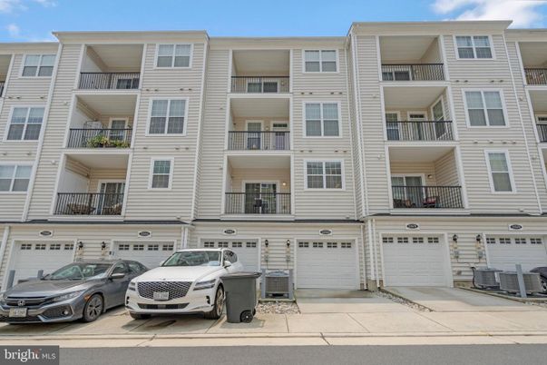 Attached, Exterior, Facade, Rowhouse