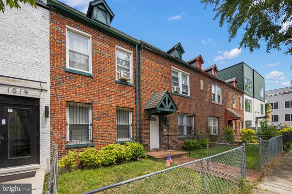 Exterior, Facade, Brick Facade, Rowhouse