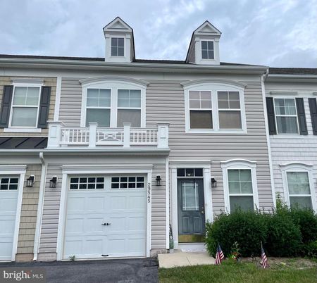 Attached, Exterior, Facade, Rowhouse