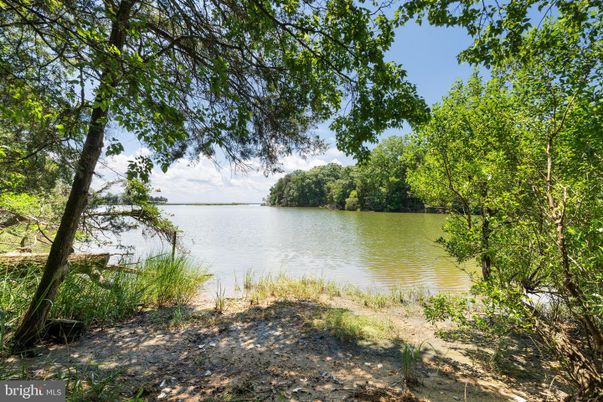 Exterior, Lake