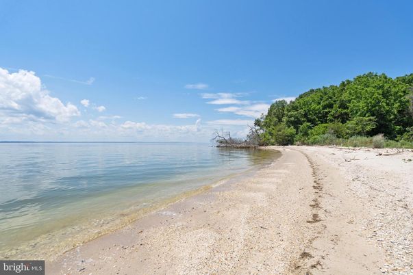 Exterior, Lake