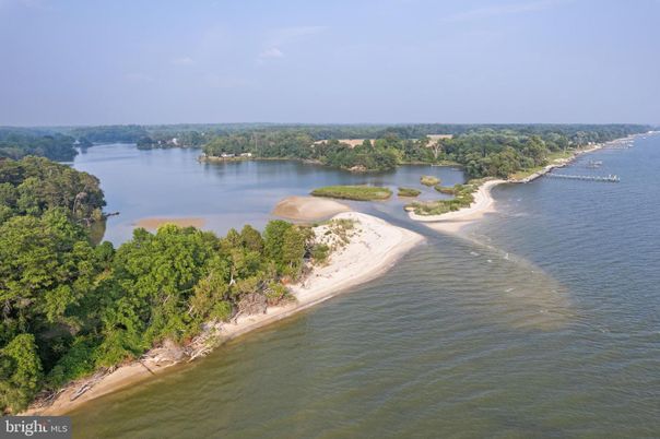 Exterior, Lake