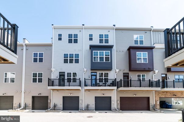 Attached, Exterior, Facade, Rowhouse