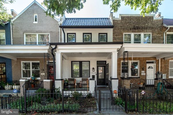 Exterior, Facade, Brick Facade, Rowhouse