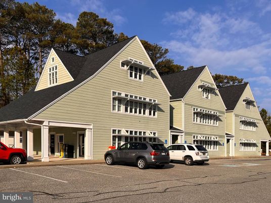 Attached, Exterior, Facade, Farmhouse