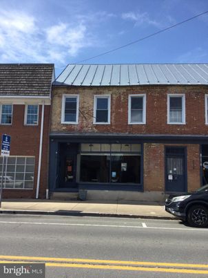 Exterior, Facade, Brick Facade, Rowhouse