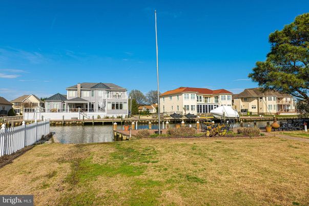 Exterior, Lake