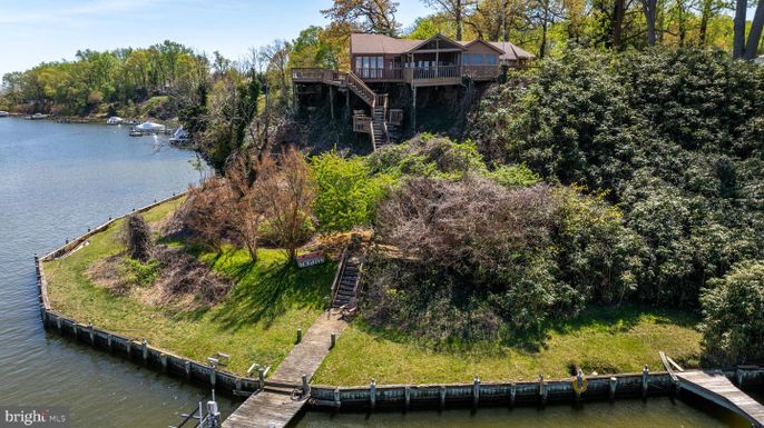 Exterior, Lake