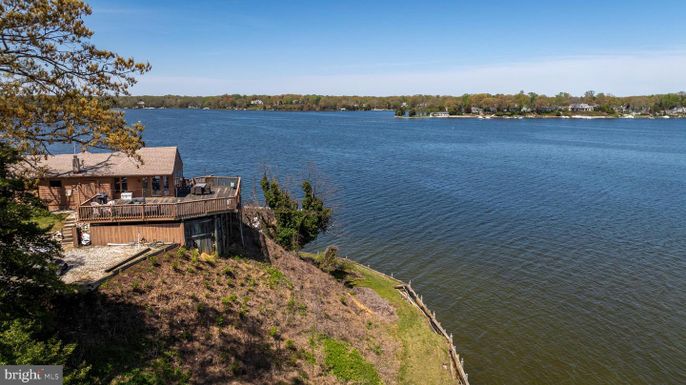 Exterior, Lake