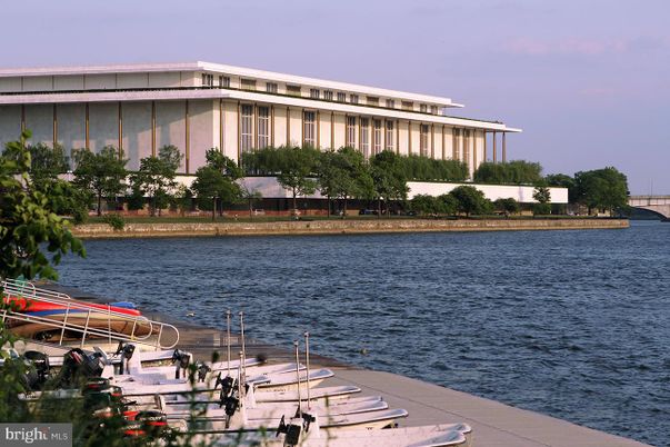 Exterior, Lake