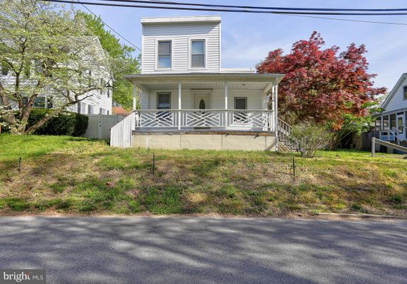 Backyard, Exterior, Facade, American Foursquare