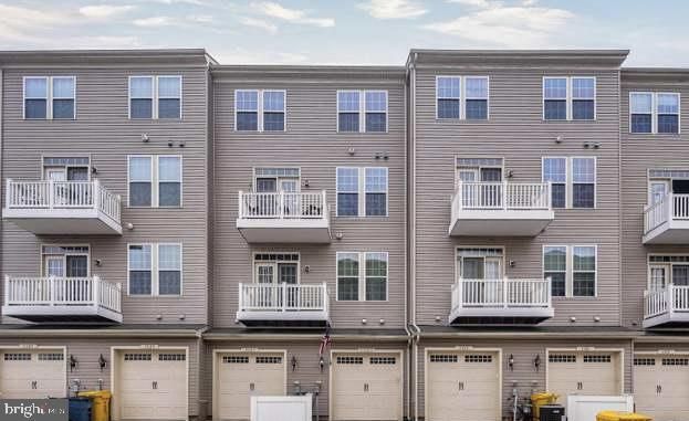 Attached, Exterior, Facade, Rowhouse