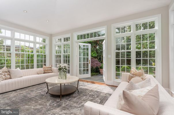 Interior, Living room, Recessed Lighting, Sun Room, Wood Texture Flooring