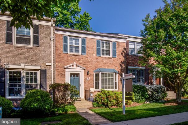 Exterior, Facade, Brick Facade, Rowhouse