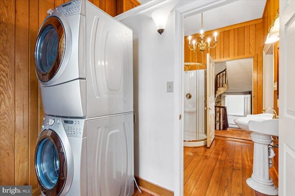 Chandelier, Interior, Utility Closets, Washer, Wood Texture Flooring