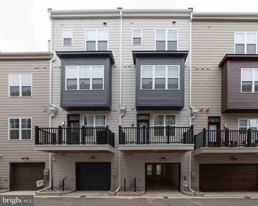 Attached, Exterior, Facade, Rowhouse