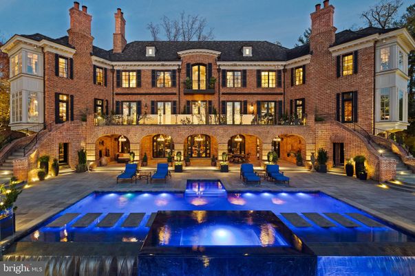 Exterior, Facade, Brick Facade, Pool, Rowhouse