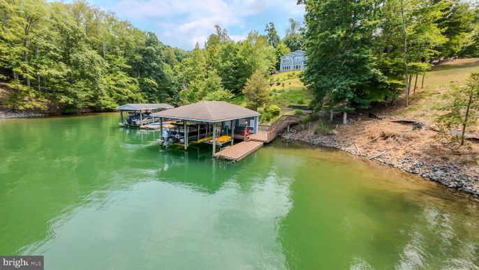 Exterior, Lake