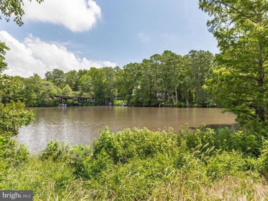 Exterior, Lake