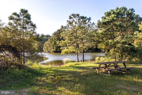 Exterior, Lake