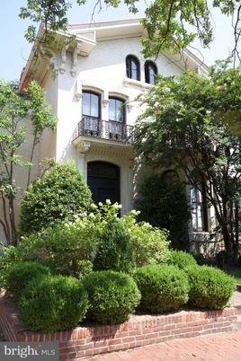 Exterior, Facade, Mediterranean