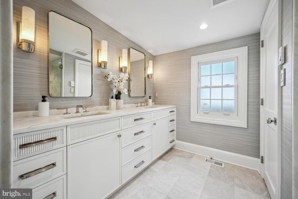 Bathroom, Dual Sink Vanities, Interior, Recessed Lighting