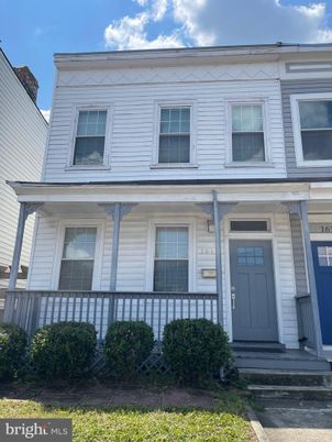 Exterior, Facade, Rowhouse