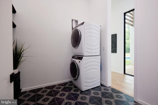 Interior, Washer, Wood Texture Flooring