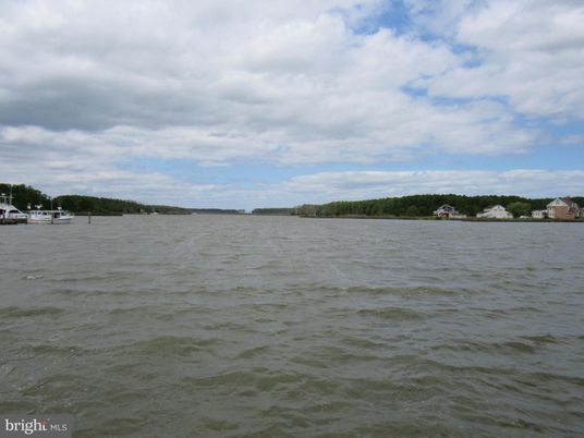 Exterior, Lake