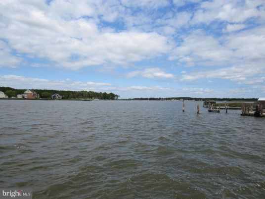 Exterior, Lake