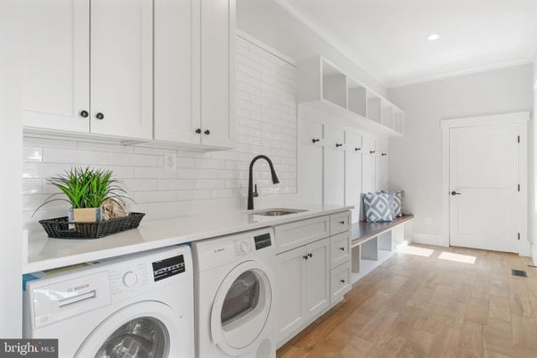 Interior, Recessed Lighting, Washer, Wood Texture Flooring