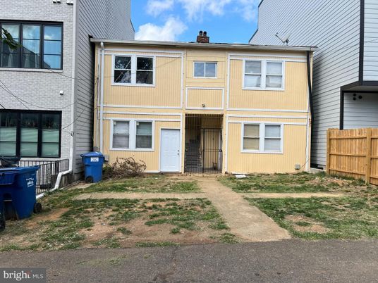Exterior, Facade, Rowhouse
