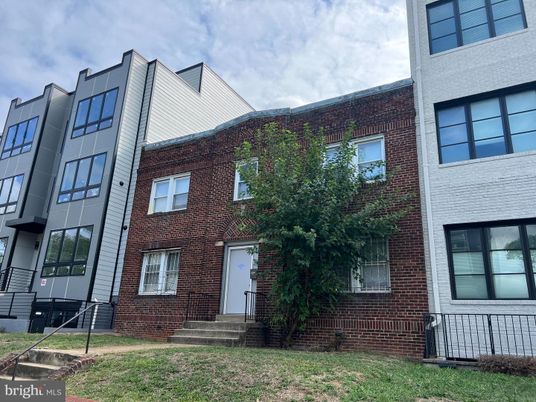 Exterior, Facade, Brick Facade, Rowhouse