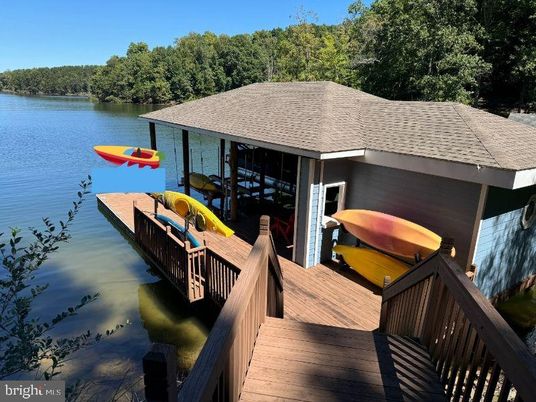 Exterior, Lake