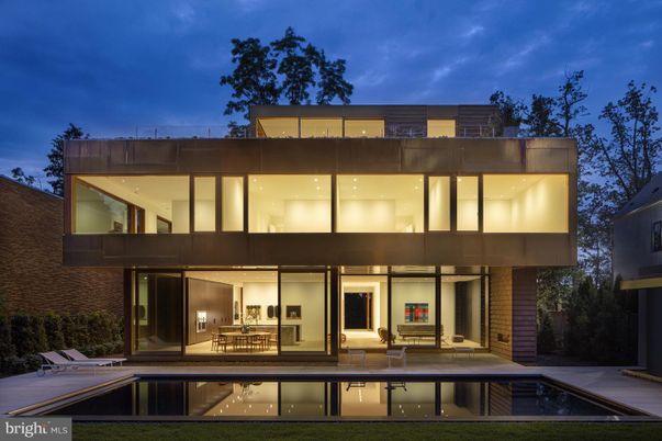Exterior, Facade, Pool, Modern