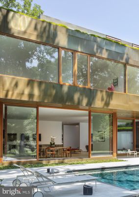 Exterior, Facade, Pool, Modern