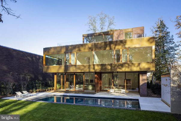 Backyard, Exterior, Facade, Pool, Modern