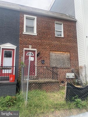 Exterior, Facade, Brick Facade, Rowhouse