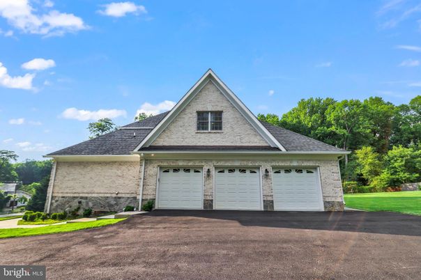 Attached, Exterior, Facade, Ranch