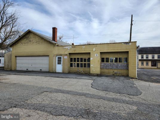 Attached, Exterior, Facade, Ranch