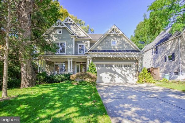 Attached, Exterior, Facade, Queen Anne Victorian