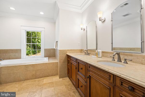 Bathroom, Dual Sink Vanities, Interior, Recessed Lighting