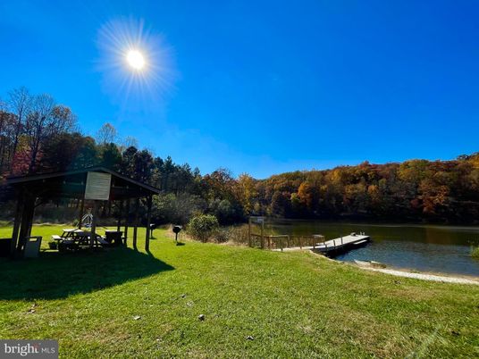 Exterior, Lake