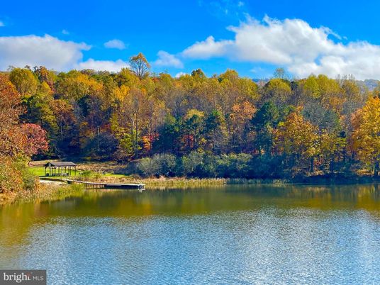 Exterior, Lake