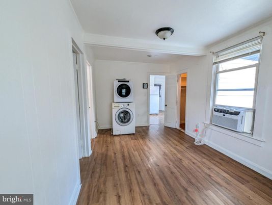Interior, Utility Closets, Washer, Wood Texture Flooring