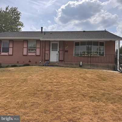 Exterior, Facade, Brick Facade, Ranch