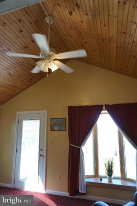 Empty room, Interior, Wooden Ceilings