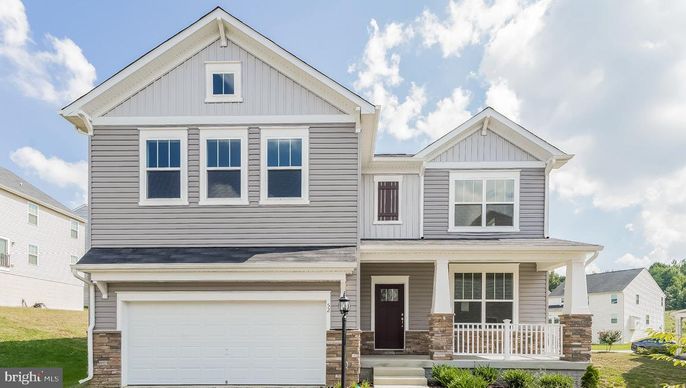 Attached, Exterior, Facade, Farmhouse