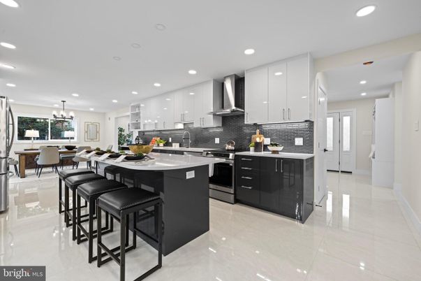 Chandelier, Dining room, Interior, Kitchen, Pendant Lights, Recessed Lighting, Stainless Steel Appliances