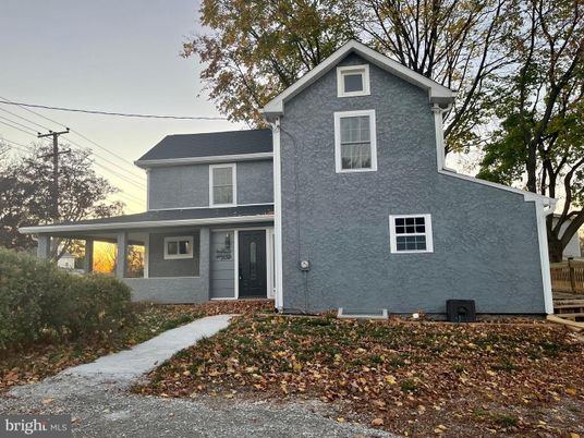 Exterior, Facade, Split Level
